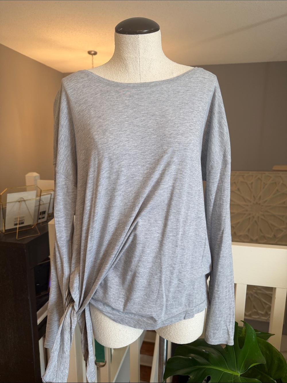 Lululemon Women's Gray Long-Sleeve Knot Front Top